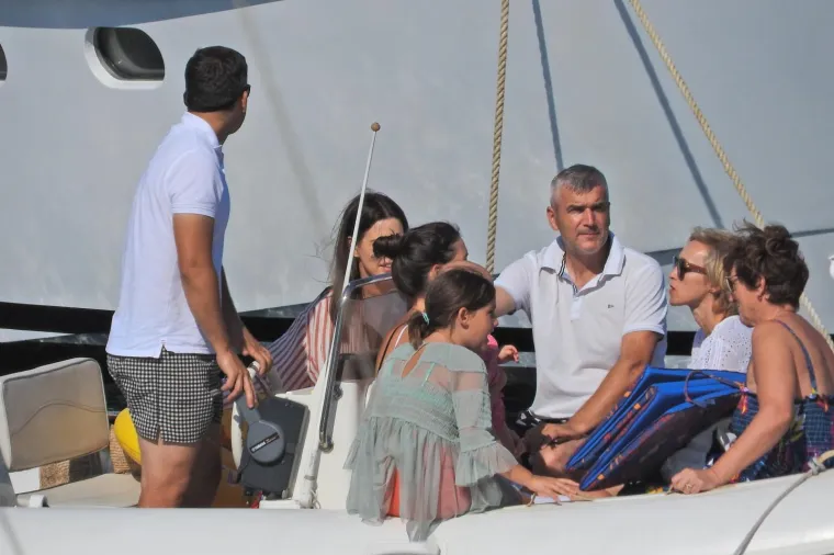 VATRENI S OBITELJI UŽIVA U PLOVIDBI JADRANOM: Lovre Kalinić sa suprugom Jelenom odmara na Korčuli