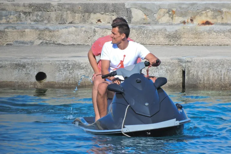 VATRENI S OBITELJI UŽIVA U PLOVIDBI JADRANOM: Lovre Kalinić sa suprugom Jelenom odmara na Korčuli
