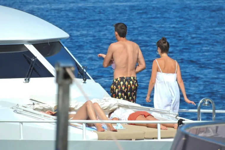 VATRENI S OBITELJI UŽIVA U PLOVIDBI JADRANOM: Lovre Kalinić sa suprugom Jelenom odmara na Korčuli