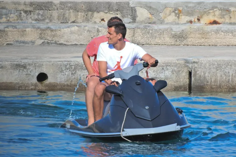 VATRENI S OBITELJI UŽIVA U PLOVIDBI JADRANOM: Lovre Kalinić sa suprugom Jelenom odmara na Korčuli