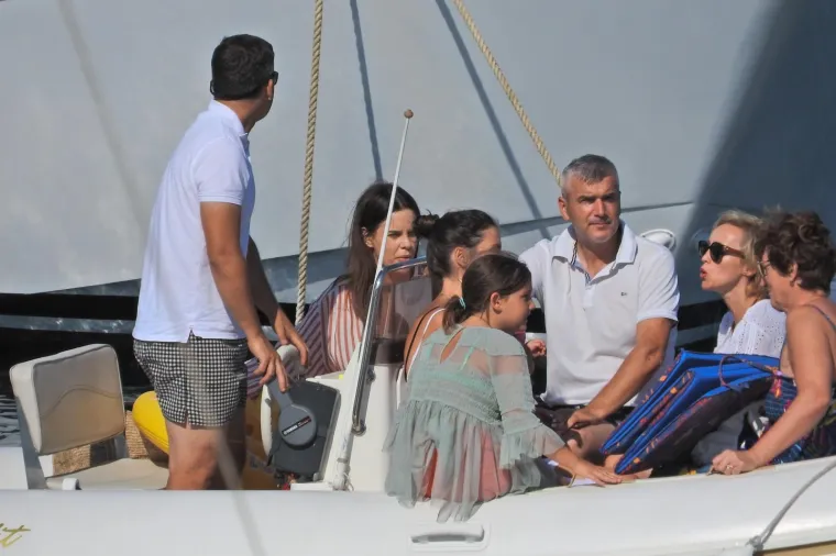 VATRENI S OBITELJI UŽIVA U PLOVIDBI JADRANOM: Lovre Kalinić sa suprugom Jelenom odmara na Korčuli