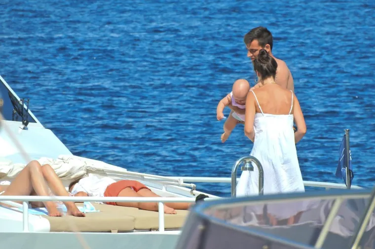 VATRENI S OBITELJI UŽIVA U PLOVIDBI JADRANOM: Lovre Kalinić sa suprugom Jelenom odmara na Korčuli