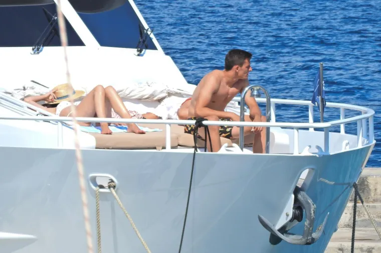 VATRENI S OBITELJI UŽIVA U PLOVIDBI JADRANOM: Lovre Kalinić sa suprugom Jelenom odmara na Korčuli