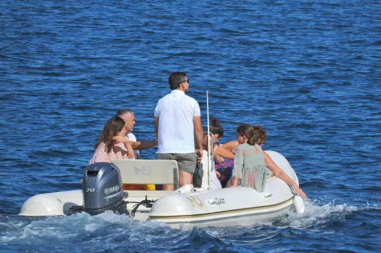 VATRENI S OBITELJI UŽIVA U PLOVIDBI JADRANOM: Lovre Kalinić sa suprugom Jelenom odmara na Korčuli