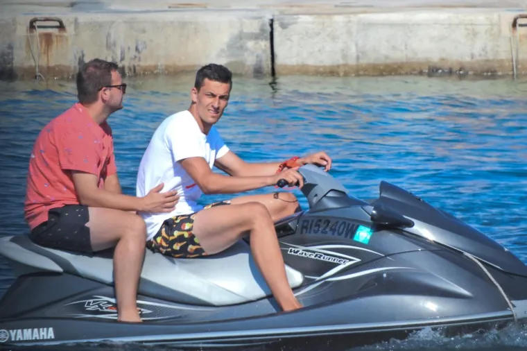 VATRENI S OBITELJI UŽIVA U PLOVIDBI JADRANOM: Lovre Kalinić sa suprugom Jelenom odmara na Korčuli