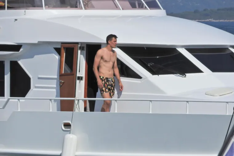 VATRENI S OBITELJI UŽIVA U PLOVIDBI JADRANOM: Lovre Kalinić sa suprugom Jelenom odmara na Korčuli