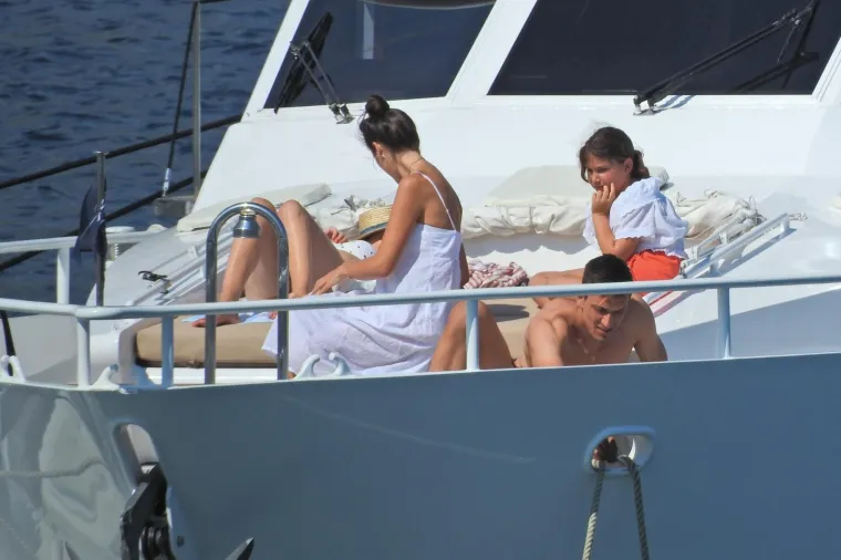 VATRENI S OBITELJI UŽIVA U PLOVIDBI JADRANOM: Lovre Kalinić sa suprugom Jelenom odmara na Korčuli