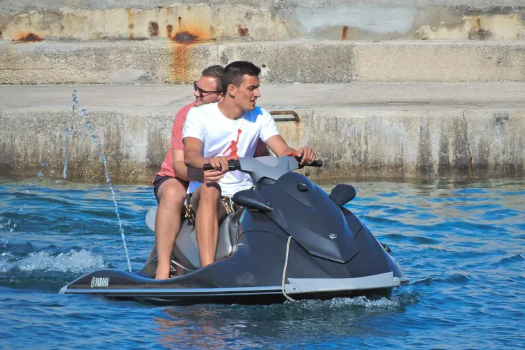 VATRENI S OBITELJI UŽIVA U PLOVIDBI JADRANOM: Lovre Kalinić sa suprugom Jelenom odmara na Korčuli