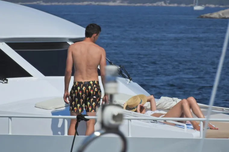 VATRENI S OBITELJI UŽIVA U PLOVIDBI JADRANOM: Lovre Kalinić sa suprugom Jelenom odmara na Korčuli