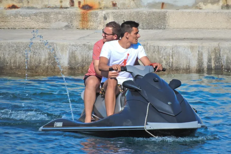 VATRENI S OBITELJI UŽIVA U PLOVIDBI JADRANOM: Lovre Kalinić sa suprugom Jelenom odmara na Korčuli