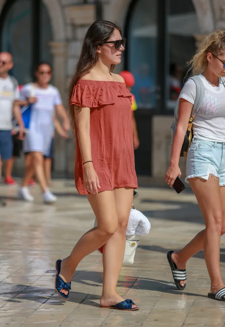 Stigle su gradske vrućine: Pogledajte najatraktivnije ljetne kombinacije na Stradunu