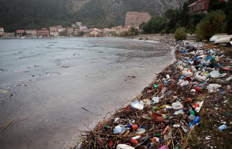 smeće plastika u moru more