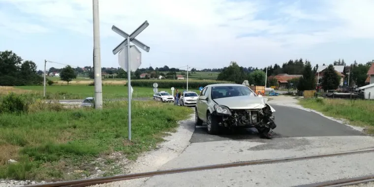 Teretni vlak naletio na automobil blizu Varaždina: Jedna osoba prevezena u bolnicu