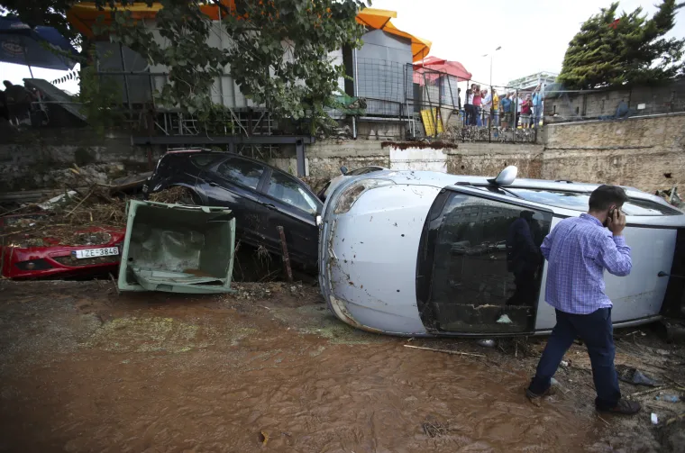 Nakon požara u Ateni obilne ki&scaron;e i poplave