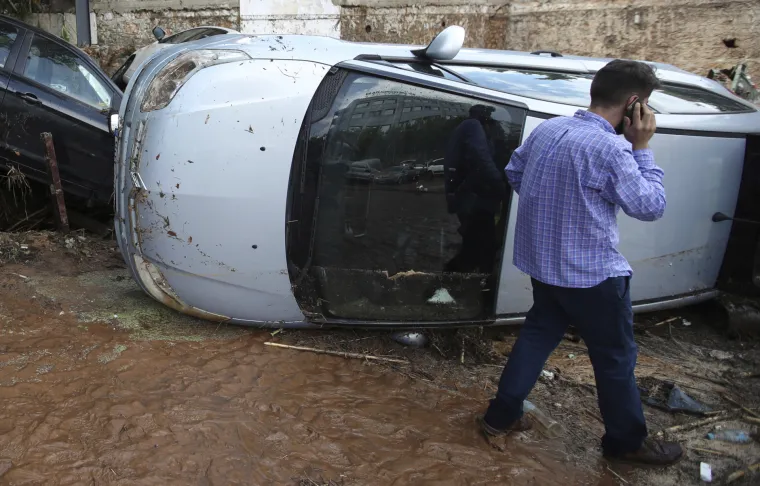 Nakon požara u Ateni obilne ki&scaron;e i poplave