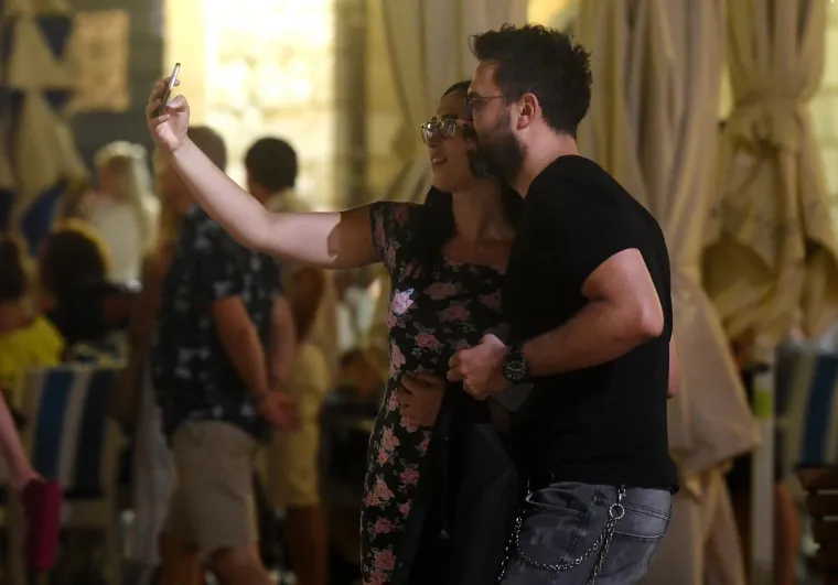 Obožavateljice su molile pjevača da pozira s njima, &scaron;to je on s osmijehom prihvatio.