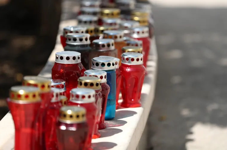 VELA LUKA: Građani ispred Oliverove kuće pale svijeće i donose cvijeće