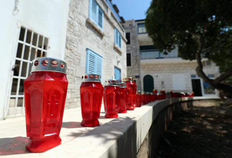 VELA LUKA: Građani ispred Oliverove kuće pale svijeće i donose cvijeće