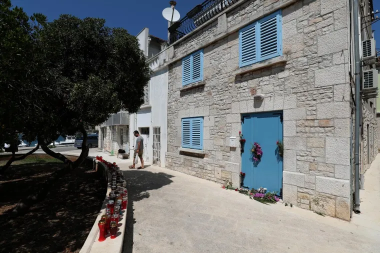 30.07.2018., Vela Luka - Veliki broj svijeća i cvijeća ispred kuće Olivera Dragojevića.