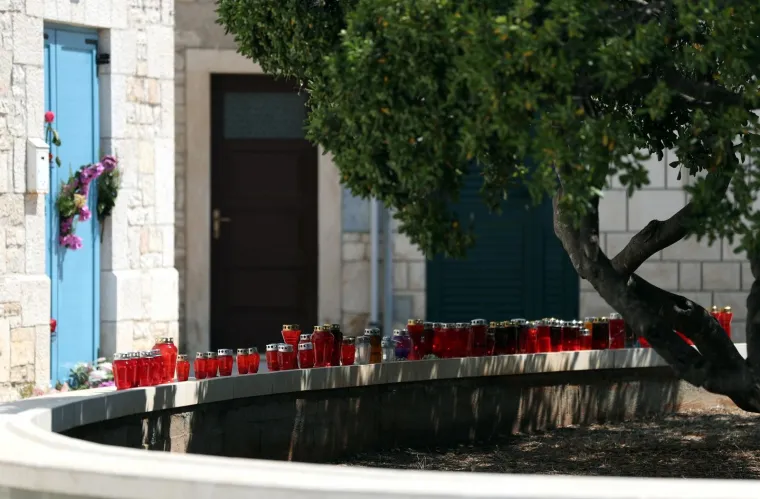 VELA LUKA: Građani ispred Oliverove kuće pale svijeće i donose cvijeće