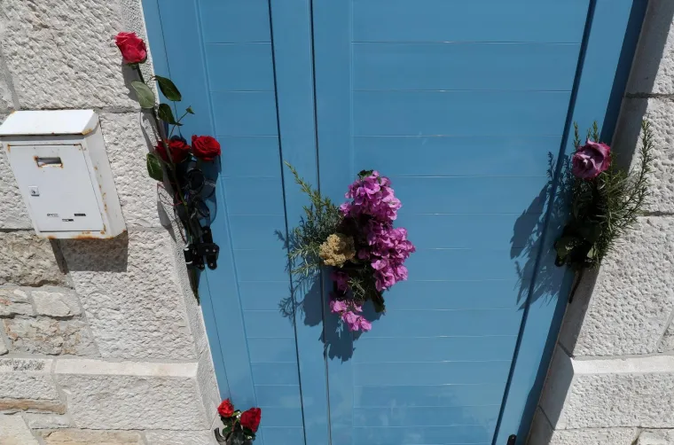 VELA LUKA: Građani ispred Oliverove kuće pale svijeće i donose cvijeće