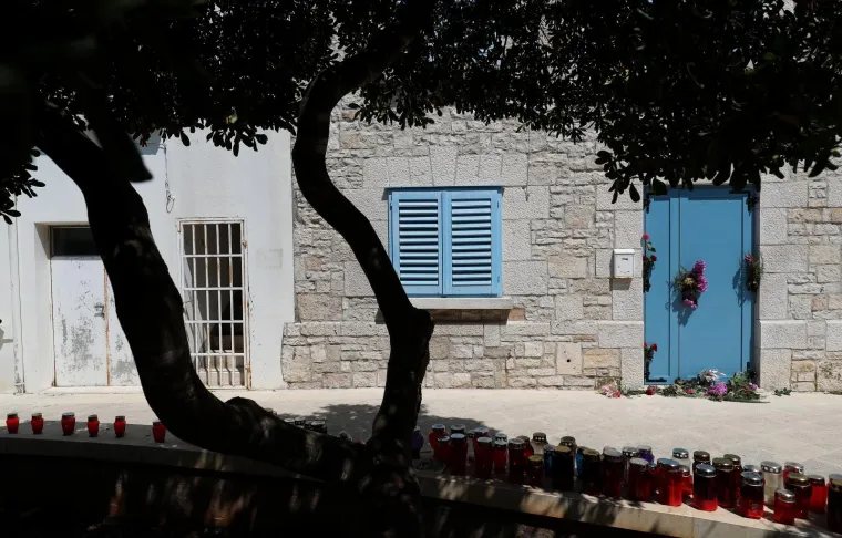 VELA LUKA: Građani ispred Oliverove kuće pale svijeće i donose cvijeće