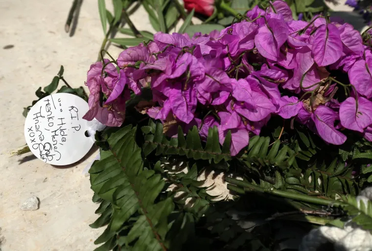 VELA LUKA: Građani ispred Oliverove kuće pale svijeće i donose cvijeće