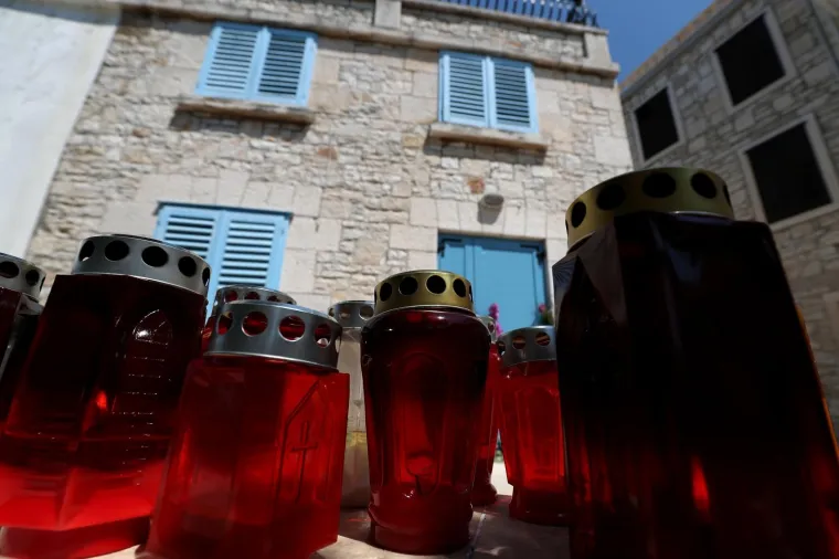 VELA LUKA: Građani ispred Oliverove kuće pale svijeće i donose cvijeće