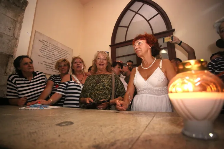 Građani se spontano okupili i uz žensku klapu na Pjaci pjevali pjesme Olivera Dragojevića