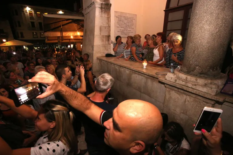Građani se spontano okupili i uz žensku klapu na Pjaci pjevali pjesme Olivera Dragojevića