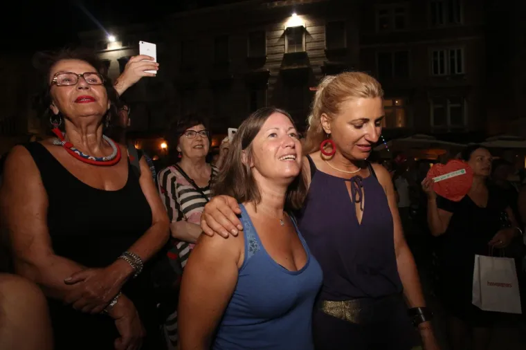 Građani se spontano okupili i uz žensku klapu na Pjaci pjevali pjesme Olivera Dragojevića