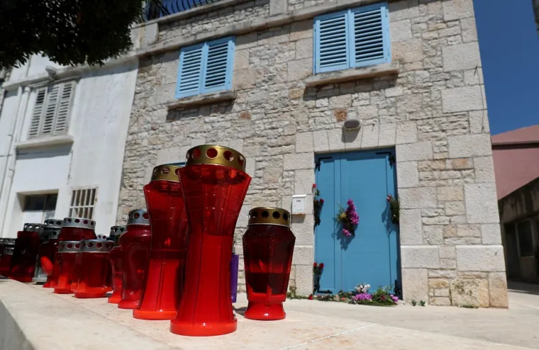 Mje&scaron;tani u čast preminulom pjevaču ostavljaju cvijeće i svijeće pred njegovim domom u Veloj Luci, a driljive prizore pogledajte na fotografijama.