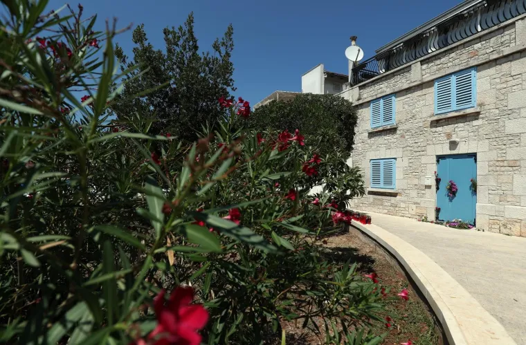 Mje&scaron;tani u čast preminulom pjevaču ostavljaju cvijeće i svijeće pred njegovim domom u Veloj Luci, a driljive prizore pogledajte na fotografijama.