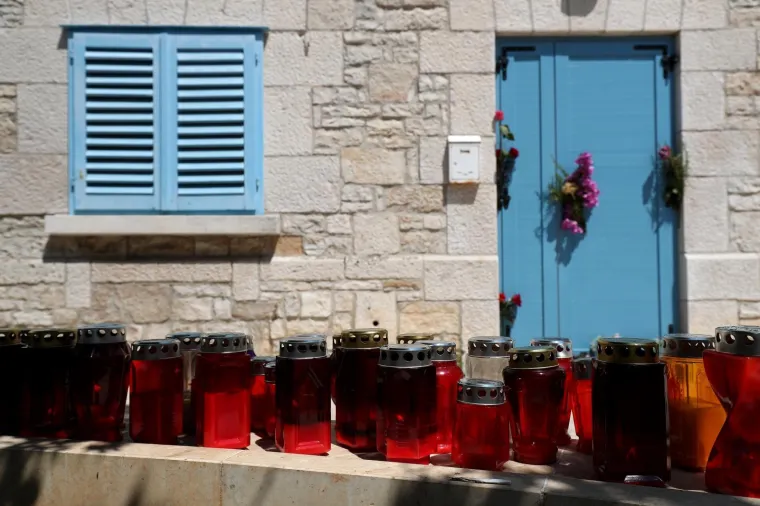 Mje&scaron;tani u čast preminulom pjevaču ostavljaju cvijeće i svijeće pred njegovim domom u Veloj Luci, a driljive prizore pogledajte na fotografijama.