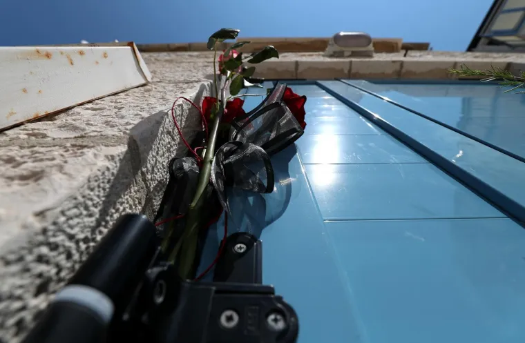 Mje&scaron;tani u čast preminulom pjevaču ostavljaju cvijeće i svijeće pred njegovim domom u Veloj Luci, a driljive prizore pogledajte na fotografijama.