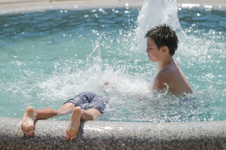 Neopterećeni dječaci i pas se osvježili u Mandu&scaron;evcu.