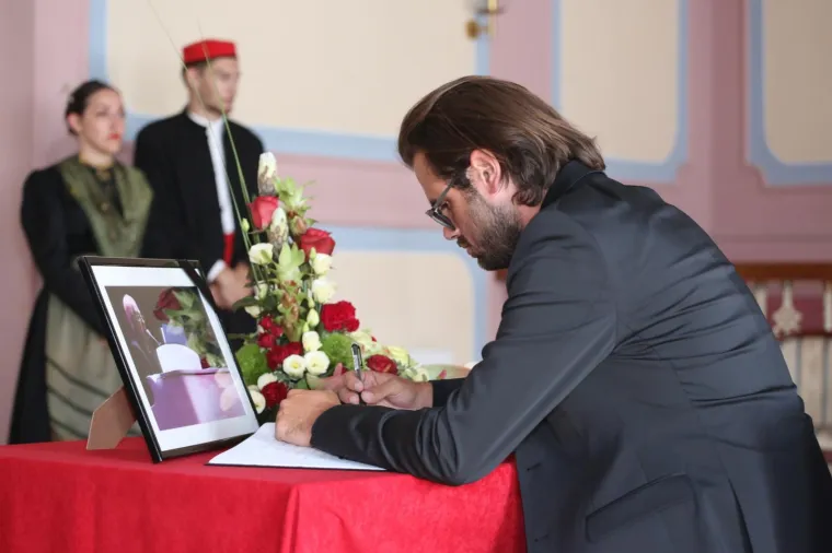 Stjepan Hauser se upisuje u knjigu žalosti.