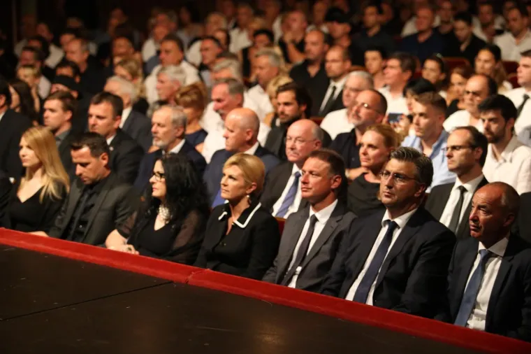 POZNATI HRVATI SE OPROSTILI OD OLIVERA: Predsjednica, premijer, Severina, Gra&scaron;o i Danijela odali počast 'morskom vuku'