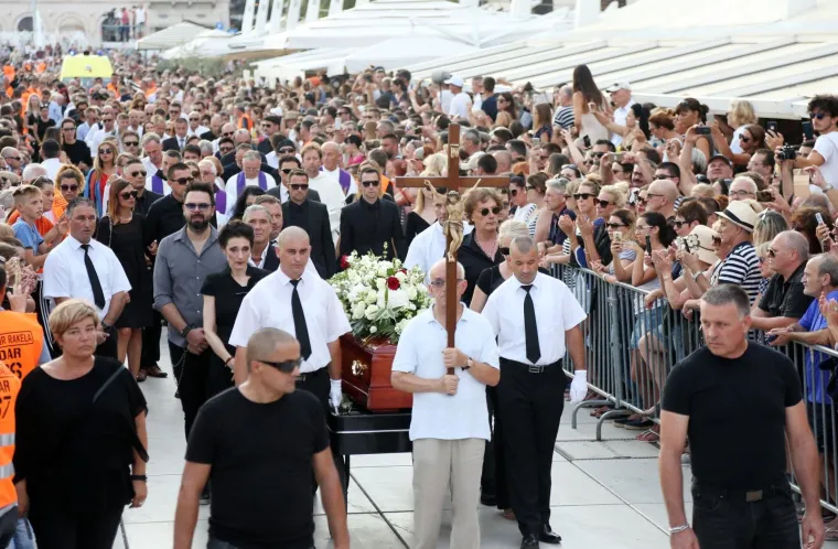 Dan je nacionalne sućuti zbog smrti Olivera Dragojevića. Nakon obreda u krugu obitelji, prijatelja i suradnika u crkvi svetog Frane na Obali, hrvatskom panteonu u kojem su mir i spokoj našli velikani koji su ispisali hrvatsku i europsku povijest, građani su uz molitvu i Oliverove pjesme ispratili na posljednji počinak glazbenu legendu.