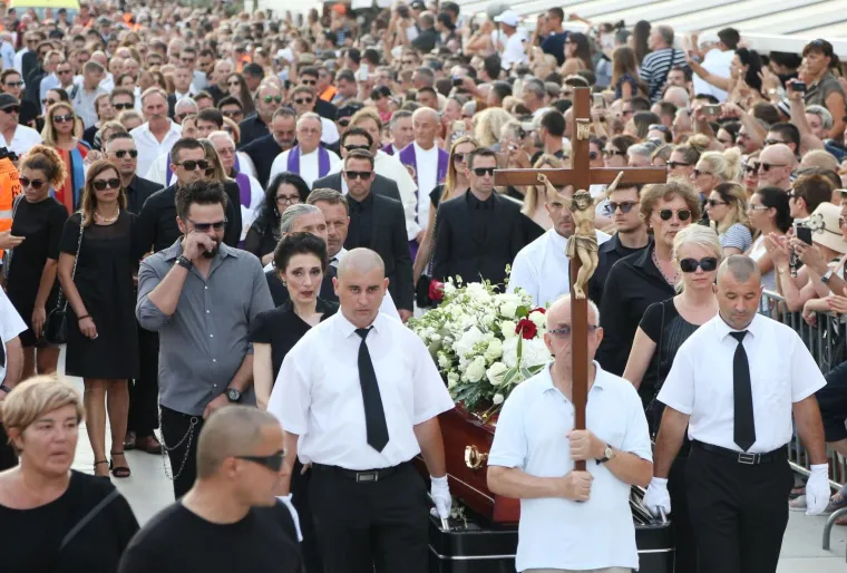 Okupili su se i odaju mu počast od Trga Frane Tuđmana preko Rive do gata Sv. Nikole, gdje je u 19.50 katamaranom Jadrolinije isplovio prema Vela Luci, u pratnji brodova Lučke kapetanije, MUP-a i Hrvatske ratne mornarice, uz bakljadu, sirene i brecanje bumbala, velikoga zvona na zvoniku Svetoga Dujma.