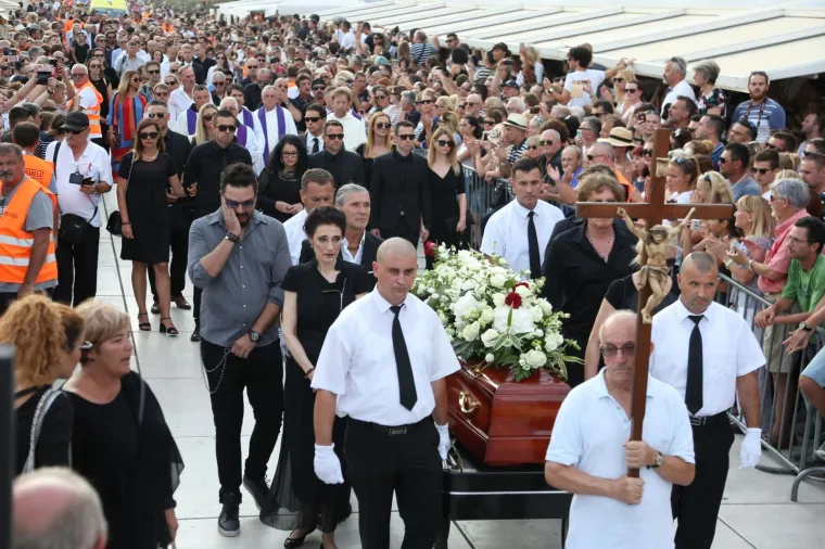 Lijes su nosili Oliverovi prijatelji, redom poznati glazbeici poput Doris Dragović, Petra Gra&scaron;e, Gorana Karana, Tonćija Huljića...