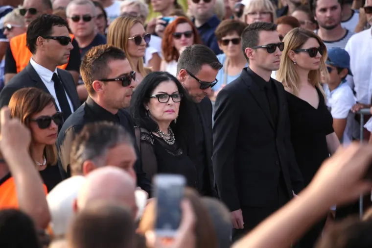 SPLIT POSLJEDNJI PUT ISPRATIO OLIVERA DRAGOJEVIĆA: Uz lijes hodali Doris, Gra&scaron;o, Karan, Huljić...