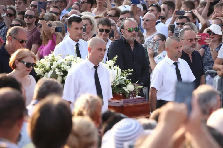 SPLIT POSLJEDNJI PUT ISPRATIO OLIVERA DRAGOJEVIĆA: Uz lijes hodali Doris, Gra&scaron;o, Karan, Huljić...