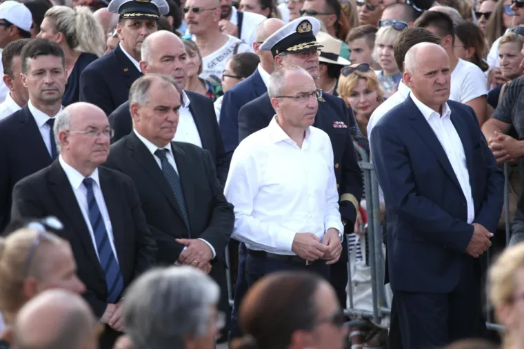 SPLIT POSLJEDNJI PUT ISPRATIO OLIVERA DRAGOJEVIĆA: Uz lijes hodali Doris, Gra&scaron;o, Karan, Huljić...