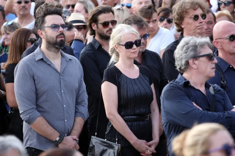 SPLIT POSLJEDNJI PUT ISPRATIO OLIVERA DRAGOJEVIĆA: Uz lijes hodali Doris, Gra&scaron;o, Karan, Huljić...