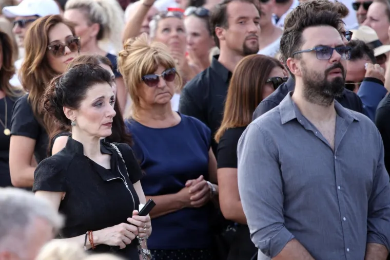 SPLIT POSLJEDNJI PUT ISPRATIO OLIVERA DRAGOJEVIĆA: Uz lijes hodali Doris, Gra&scaron;o, Karan, Huljić...