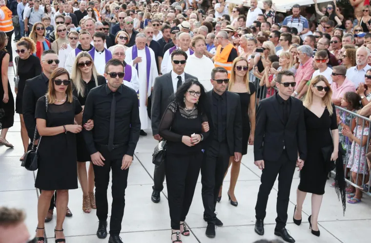 SPLIT POSLJEDNJI PUT ISPRATIO OLIVERA DRAGOJEVIĆA: Uz lijes hodali Doris, Gra&scaron;o, Karan, Huljić...