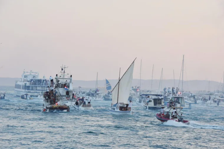 SPLIT POSLJEDNJI PUT ISPRATIO OLIVERA DRAGOJEVIĆA: Uz lijes hodali Doris, Gra&scaron;o, Karan, Huljić...