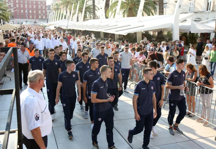 SPLIT POSLJEDNJI PUT ISPRATIO OLIVERA DRAGOJEVIĆA: Uz lijes hodali Doris, Gra&scaron;o, Karan, Huljić...