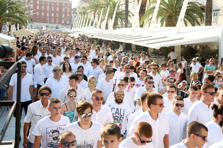 SPLIT POSLJEDNJI PUT ISPRATIO OLIVERA DRAGOJEVIĆA: Uz lijes hodali Doris, Gra&scaron;o, Karan, Huljić...